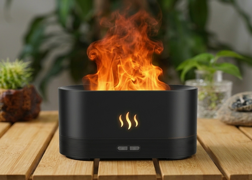 Oma Fire – Tu espacio de desconexión zen
El ritmo del día a día nos agota, pero tu casa debería ser tu lugar seguro. Oma Fire está diseñado para activar tus sentidos y devolverte el equilibrio a través de la aromaterapia y una iluminación ultra cálida que emula el vaivén del fuego.
Purifica el aire, hidrata tu piel y crea la atmósfera perfecta para leer, meditar o dormir profundamente. Su diseño limpio en negro mate se adapta con elegancia a tu mesa de centro, velador o escritorio.